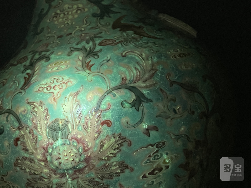 清乾隆 松石绿地洋彩福寿花卉如意万代双耳瓶 - 图14